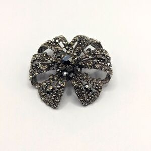 Sparkle bow brooch